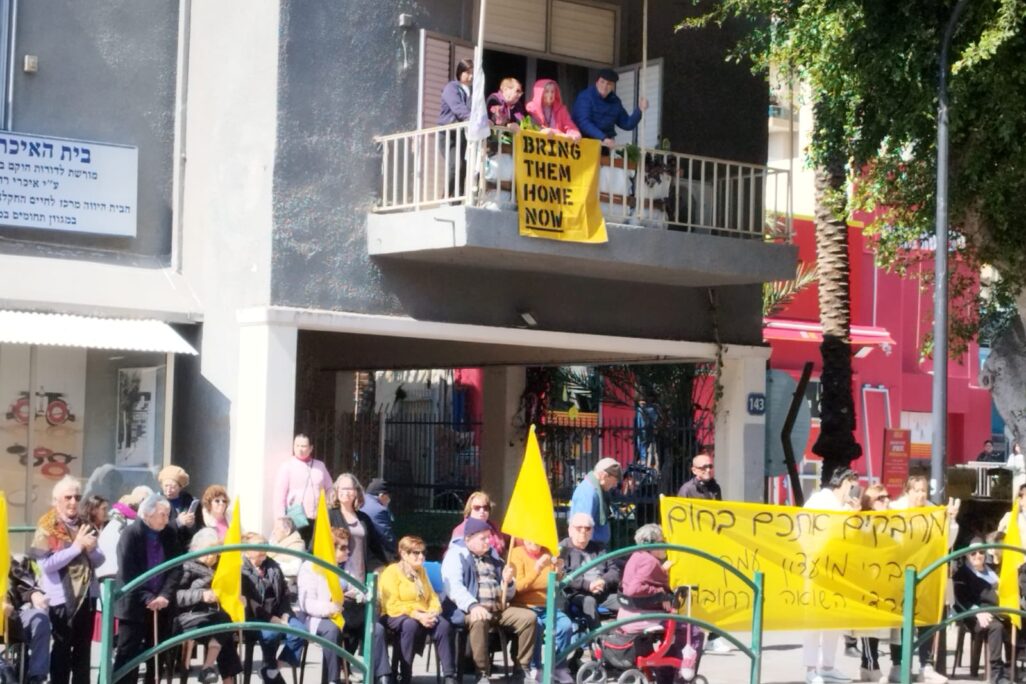 שורדי שואה בעיר רחובות עומדים לזכר נרצחי משפחת ביבס (צילום: שירי קלר) שורדי שואה בעיר רחובות עומדים לזכר נרצחי משפחת ביבס (צילום: שירי קלר)