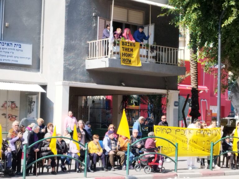 שורדי שואה בעיר רחובות עומדים לזכר נרצחי משפחת ביבס (צילום: שירי קלר)