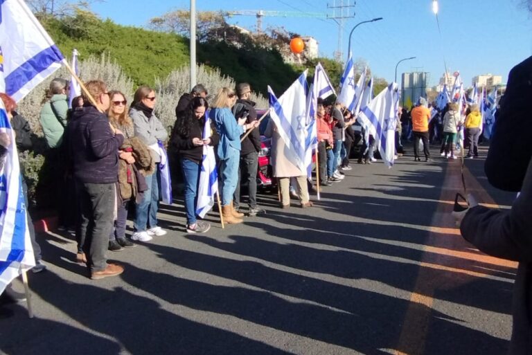 מחלף ראשונים בזמן מסע ההלוויה של שירי, אריאל וכפיר ביבס (צילום: תיף מיקנובסקי)