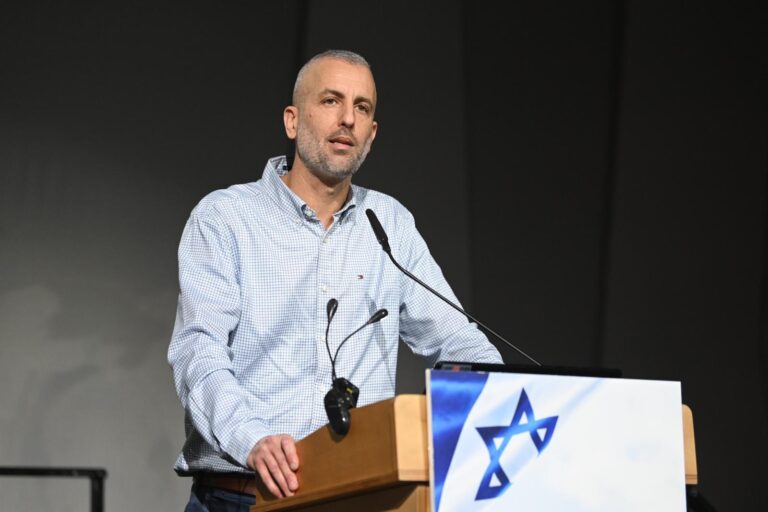 רונן דסה, מנהל בכיר לתכנון אסטרטגי בנציבות שירות המדינה. "אנחנו רואים בגיוון והכלה בשירות המדינה יעד, משום שמגוון כזה יוצר גם שירות ציבורי חדשני יותר שרואה יותר את הציבור שמקבל מאיתנו שירותים" (צילום: קובי קואנקס)