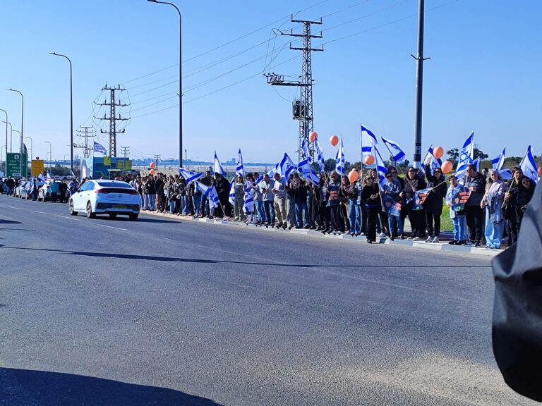 צומת שדרות ניר עם בזמן מסע ההלוויה (צילום: אלבינה מרקוס)