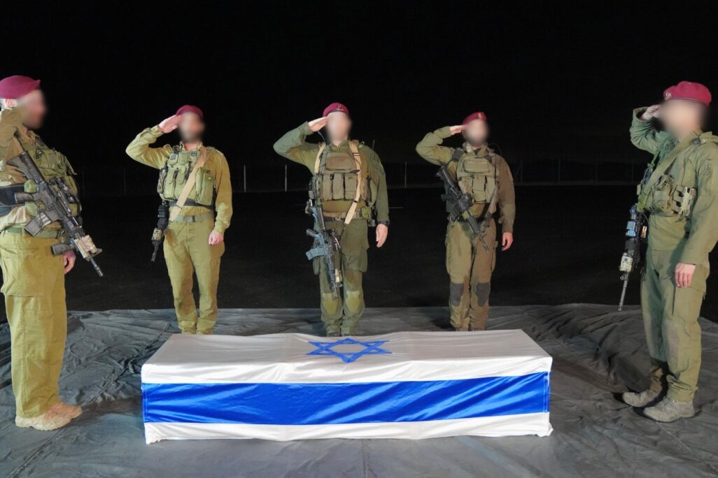 קבלת ארונה של שירי ביבס-סילברמן ז"ל לידי קציני צה"ל (צילום: דובר צה"ל)