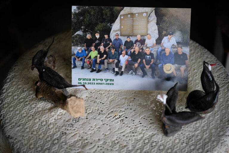 קבוצת החברים של משפחת סיני בטיול לפני המלחמה, ופסלונים שיצר שאולי סיני (צילום: דוד טברסקי)