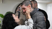 אור לוי ששוחרר משבי חמאס מתאחד עם בני משפחתו (צילום: חיים צח/ לע״מ)