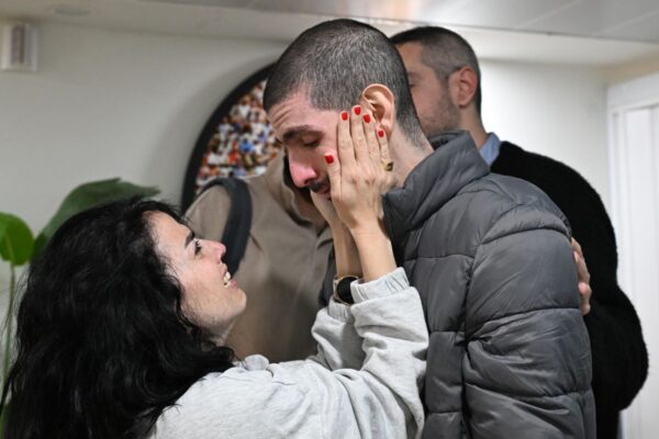 אור לוי ששוחרר משבי חמאס מתאחד עם בני משפחתו (צילום: חיים צח/ לע״מ)