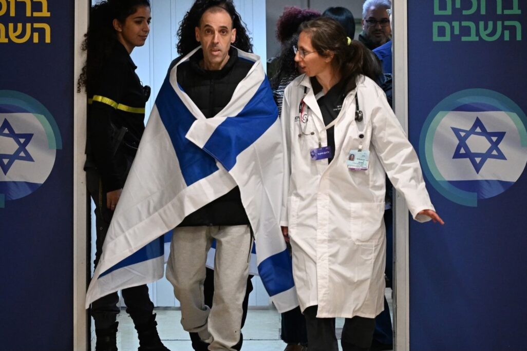 שורד השבי אלי שרעבי נפגש לראשונה עם בני משפחתו לאחר השחרור (צילום: חיים צח/ לע״מ)