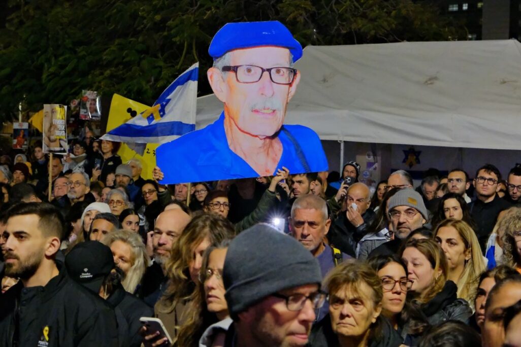 tempImageiBrBJj כיכר החטופים בתל אביב לאחר חזרת גופות משפחת ביבס ועודד ליפשיץ (צילום: אדר אייל)