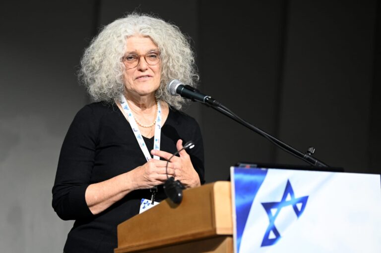 תרצה בר-חיים, יועצת למטה לשילוב אנשים עם מוגבלות במשרד העבודה. "הבסיס של הכלי שפיתחנו הוא שיח פתוח, שקוף ובונה אמון עם העובד, שמברר איתו מה הצרכים והחסמים שלו מול מרכיבים ברורים בעבודה" (צילום: קובי קואנקס)