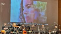 מתוך המופע "התקווה מתה אחרונה" של אנסמבל מיתר (צילום: ענת נצרתי)