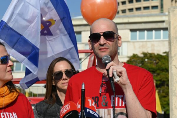 יאיר הורן בכיכר החטופים (צילום: פאולינה פטימר)