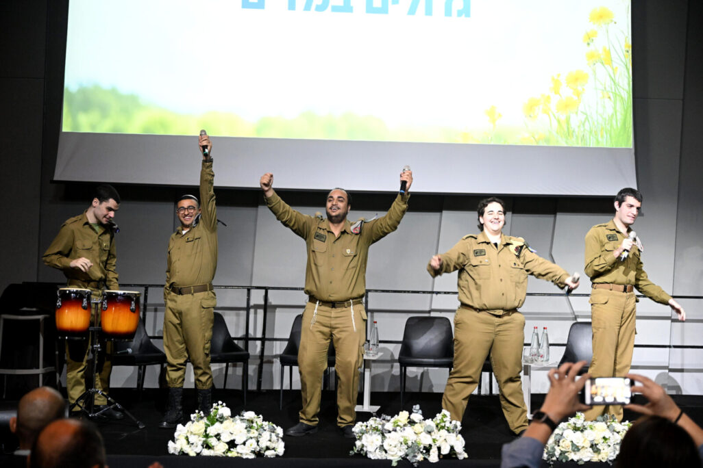 להקת 'גדולים במדים' בכנס עידוד תעסוקת אנשים עם מוגבלות בשירות המדינה. צילום: קובי קואנקס