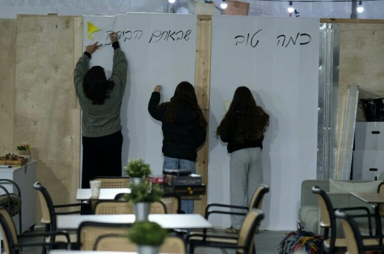 היערכות לחזרת החטופים בקיבוץ בארי שבחצרים (צילום: דוד טברסקי)