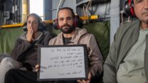 ירדן ביבס במסוק צה"ל בדרך לבית החולים (צילום: דובר צה"ל)