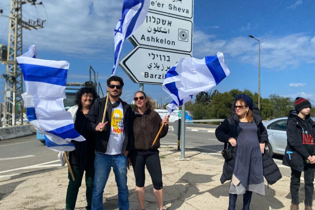 נדב כהן (במרכז) ועלי שטרן-כהן (משמאל) בצומת סילבר (צילום: יהל פרג')