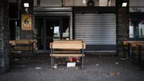 חנויות סגורות במרכז המסחרי הנטוש בקריית שמונה, מרץ 2025 (צילום: דוד טברסקי)