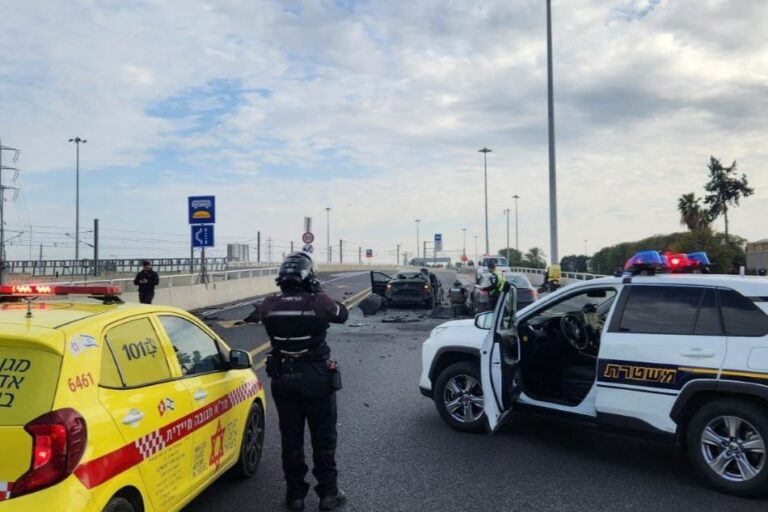 זירת פיצוץ הרכב ליד מחלף לה גווארדיה בת"א (צילום: המשטרה)
