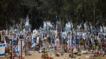 אנדרטת זיכרון לנרצחי מסיבת הנובה בטבח 7 באוקטובר ברעים (צילום: חיים גולדברג, פלאש90)