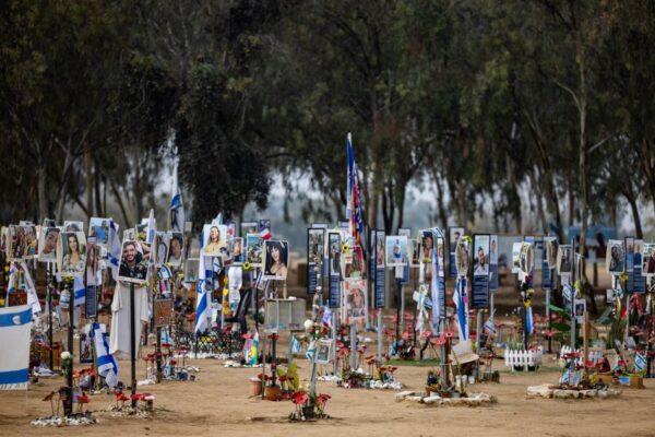 אנדרטת זיכרון לנרצחי מסיבת הנובה בטבח 7 באוקטובר ברעים (צילום: חיים גולדברג, פלאש90)