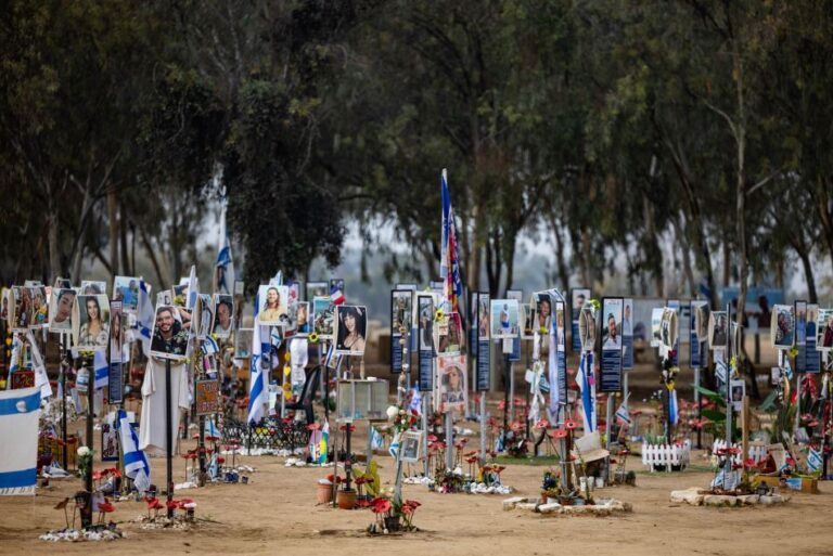 אנדרטת זיכרון לנרצחי מסיבת הנובה בטבח 7 באוקטובר ברעים (צילום: חיים גולדברג, פלאש90)