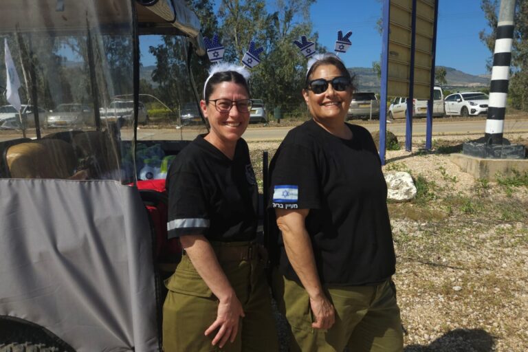 דניאלה זומר (מימין) ודלית שחר, חברות כיתת הכוננות של מעין ברוך (צילום: מאיה רונן)