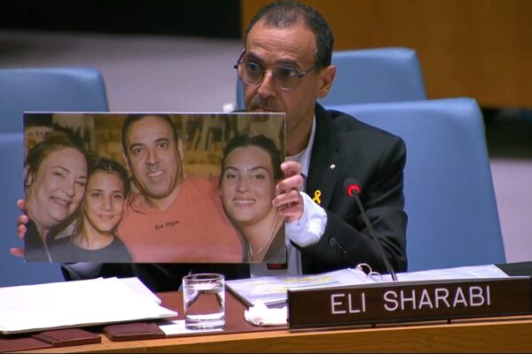 שורד השבי אלי שרעבי במועצת הביטחון של האו"ם (צילום: UN)