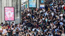 המוני בני אדם ברחוב בבנגקוק לאחר רעידת האדמה שהורגשה בעיר (צילום: REUTERS/Athit Perawongmetha TPX )
