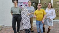 צוות בנימין. בנימין ברוורמן (שני מימין) עם הסטודנטיות משנקר: נעמה, ליאן, תילי וגל (צילום: הדס יום טוב)