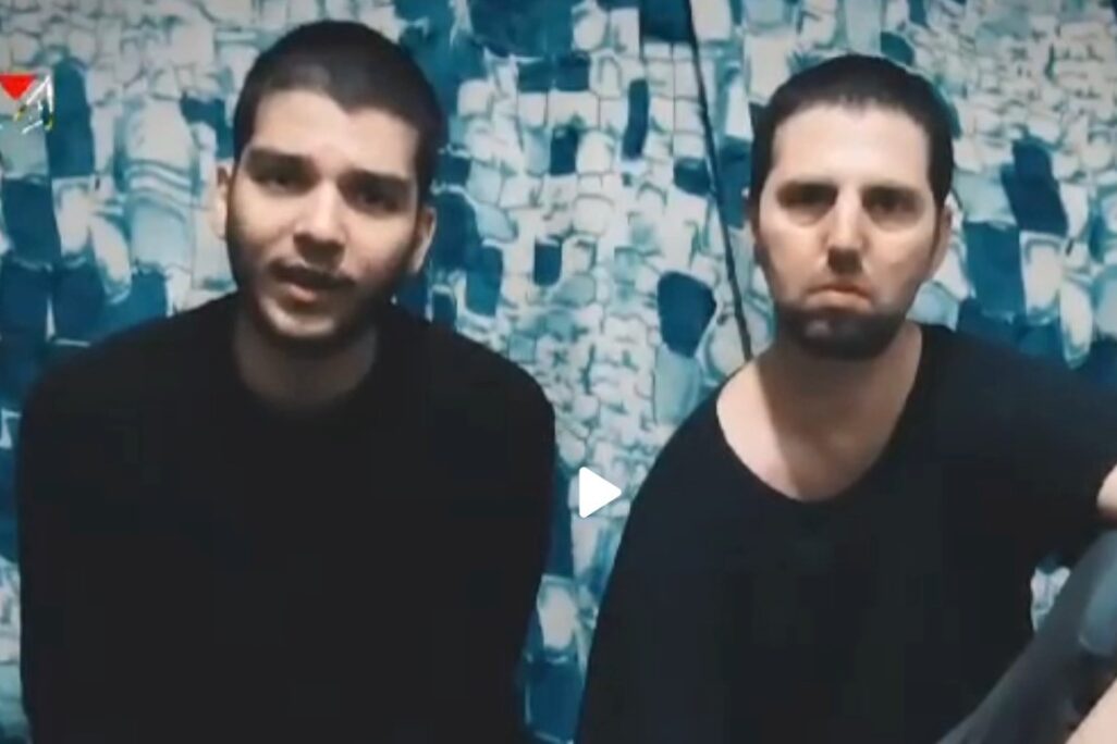 אלקנה בוחבוט (מימין) ויוסף חיים אוחנה בסרטון שפרסם חמאס