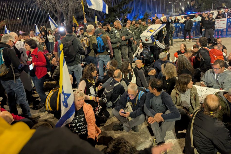 מחאה למען החטופים מחוץ למשכן הכנסת (צילום: יובל לקח) מחאה למען החטופים מחוץ למשכן הכנסת (צילום: יובל לקח)