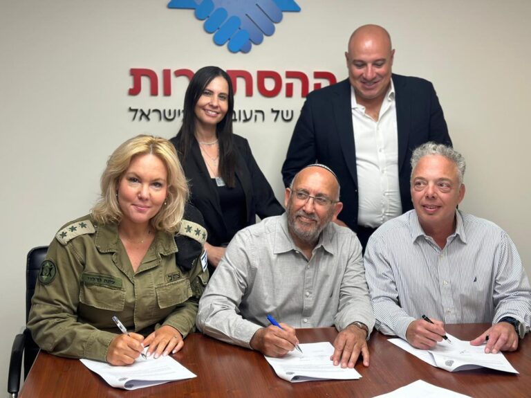 סימה שמש (עומדת משמאל) בחתימת הסכם השכר. "הניסיון שהעובדים צוברים במשך 40-30 שנה במערכת הופך אותם למוקד ידע" (צילום: דוברות ההסתדרות)