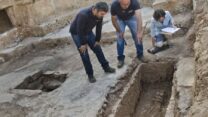 החוקרים בוחנים את התגלית בירושלים (צילום: יולי שוורץ, רשות העתיקות)
