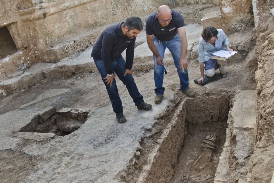 החוקרים בוחנים את התגלית בירושלים (צילום: יולי שוורץ, רשות העתיקות) החוקרים בוחנים את התגלית בירושלים (צילום: יולי שוורץ, רשות העתיקות)
