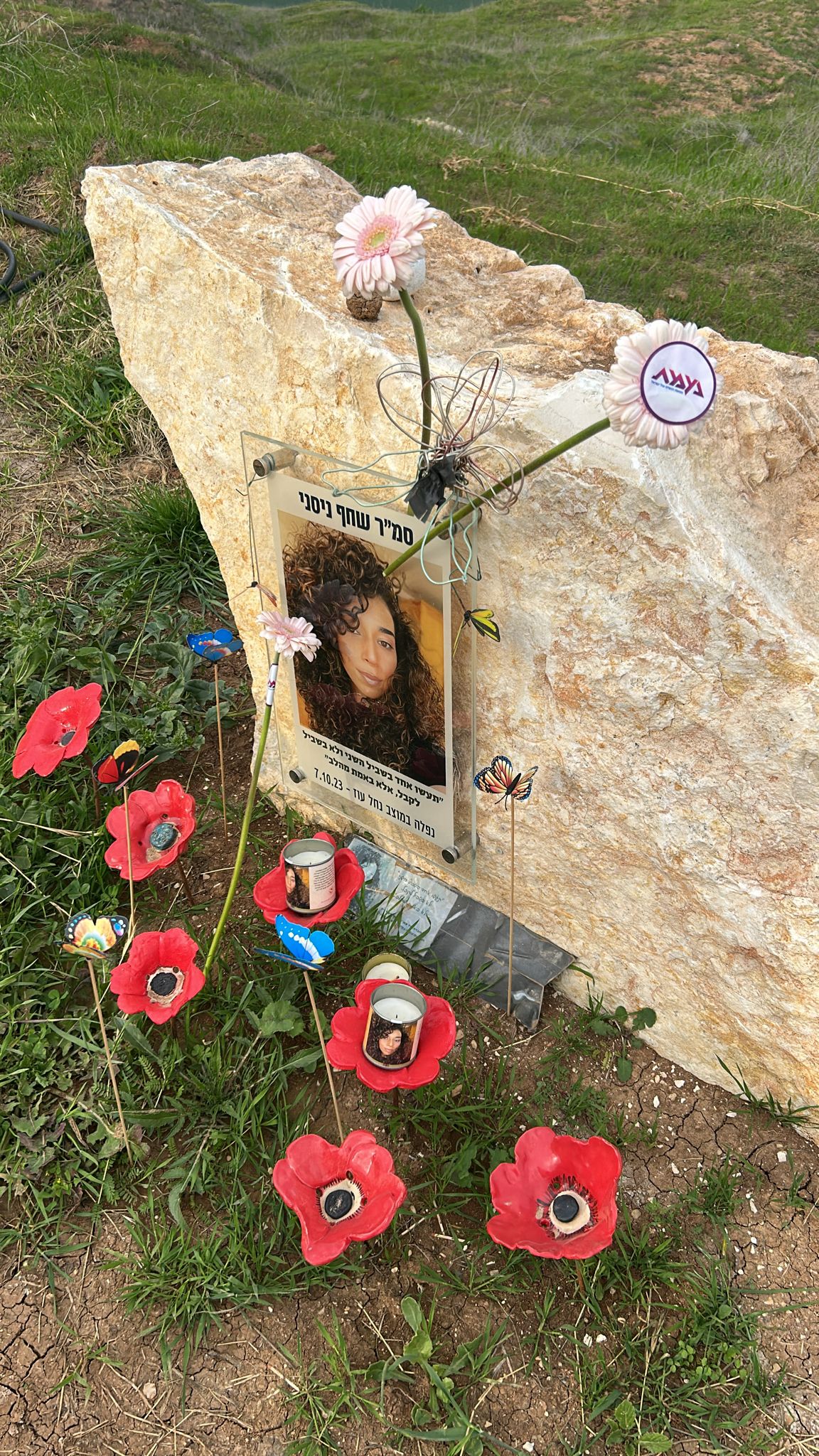 פרחים ליד האנדרטה לזכר סמ"ר שחף ניסני שנפלה בקרב על מוצב נחל עוז (צילום: נעמת)