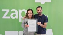 גיא כהן, מזכיר חטיבה באיגוד עובדי הסלולר האינטרנט וההייטק, ותקווה ברמר, יו"ר ועד עובדי זאפ גרופ, בחתימת ההסכם הקיבוצי בזאפ גרופ (צילום: איגוד עובדי הסלולר, האינטרנט וההייטק)