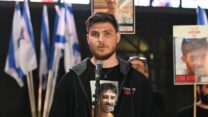 סשה טרופנוב בכיכר הבימה בהצהרת שורדי שבי (צילום ארכיון: פאולינה פטימר)