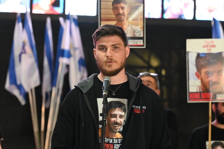 סשה טרופנוב בכיכר החטופים: "כמה זמן מצפים שהם ישרדו שם?" (צילום: פאולינה פטימר)