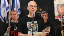 קית' סיגל בכיכר הבימה בהצהרת שורדי השבי נוכח חידוש הלחימה בעזה (צילום: פאולינה פטימר)