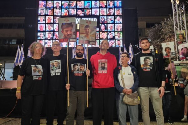 סשה טרופנוב (מימין), יוכבד ליפשיץ, יאיר הורן, ירדן ביבס, קית' סיגל ואביבה סיגל בכיכר החטופים בהצהרת שורדי השבי נוכח חידוש הלחימה בעזה (צילום: פאולינה פטימר)