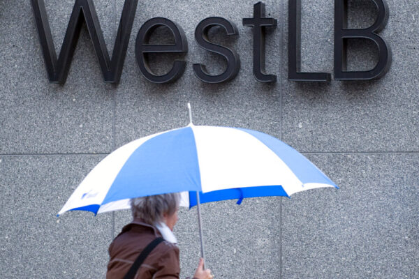 שלט של הבנק הגרמני WestLB בדיסלדוף. עלות גיוס החוב הגרמנית עלתה, אך היא עדיין נמוכה משמעותית מכלכלות מתקדמות אחרות (צילום: AP Photo/Martin Meissner)