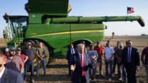 דונלד טראמפ בחווה חקלאית באיווה במהלך קמפיין הבחירות שלו, אוקטובר 2023 (צילום: AP)