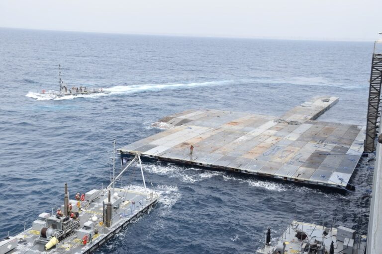 הקמת המזח הצף בעזה (צילום: U.S. Army via AP)