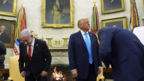 נתניהו וטראמפ לפני פגישתם בבית הלבן, פברואר 2025 (צילום: AP)