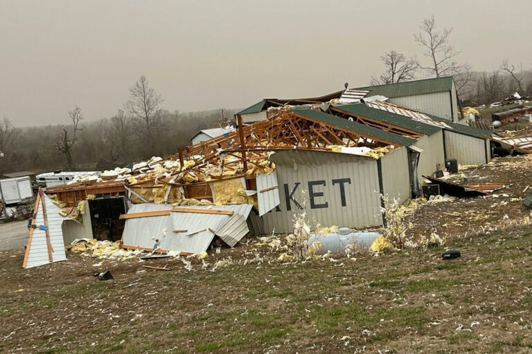 מבנים שנפגעו (צילום: Missouri State Highway Patrol via AP)