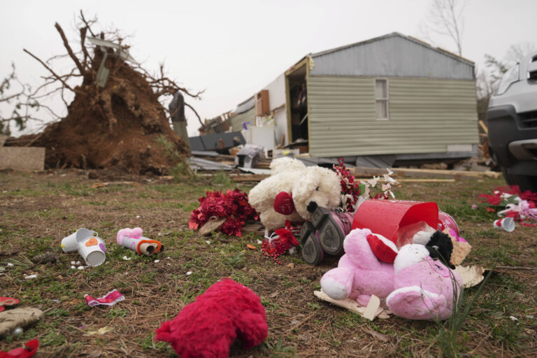 הרס במיזורי מסופת הטורנדו (צילום: AP Photo/Jeff Roberson)