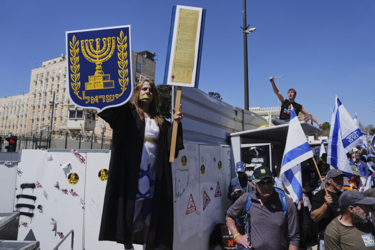 מפגינה מחוץ לכנסת (צילום: AP Photo/Ohad Zwigenberg)