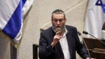 יו"ר ועדת הכספים משה גפני בדיון במליאה על תקציב 2025 לקראת העברתו בקריאה שנייה ושלישית (צילום: דוברות הכנסת)