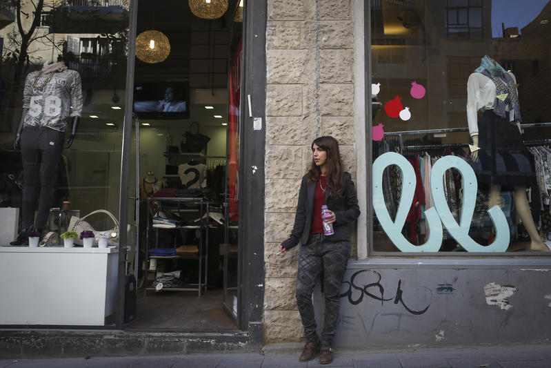 מוכרת בחנות בירושלים בהפסקה (צילום: נתי שוחט/פלאש90) מוכרת בחנות בירושלים בהפסקה (צילום: נתי שוחט/פלאש90)