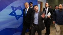 ראש הממשלה בנימין נתניהו ושר האוצר בצלאל סמוטריץ׳ בכניסה לישיבת ממשלה (צילום ארכיון: אלכס קולומויסקי/ פול פלאש90)