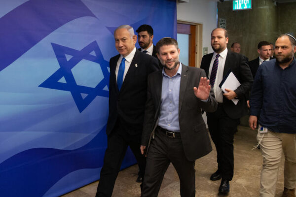 ראש הממשלה בנימין נתניהו ושר האוצר בצלאל סמוטריץ׳ בכניסה לישיבת ממשלה (צילום ארכיון: אלכס קולומויסקי/ פול פלאש90)