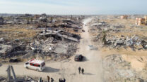 ניידת של הסהר האדום בין ההריסות בתל סולטן ברפיח (צילום ארכיון: פלאש90)